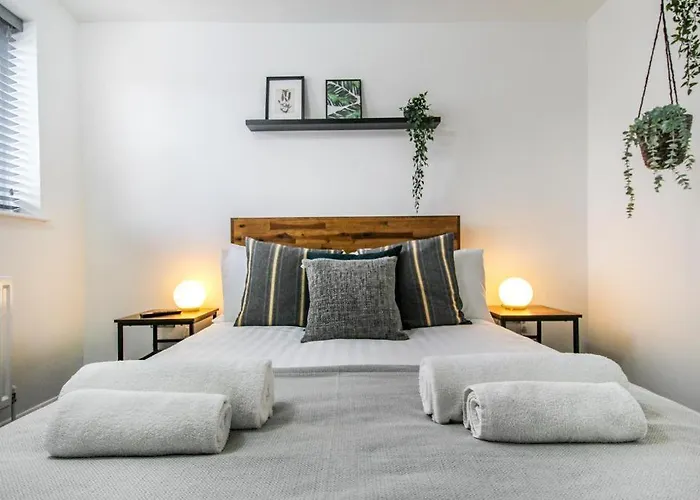 2 Bed Townhouse With Free Parking