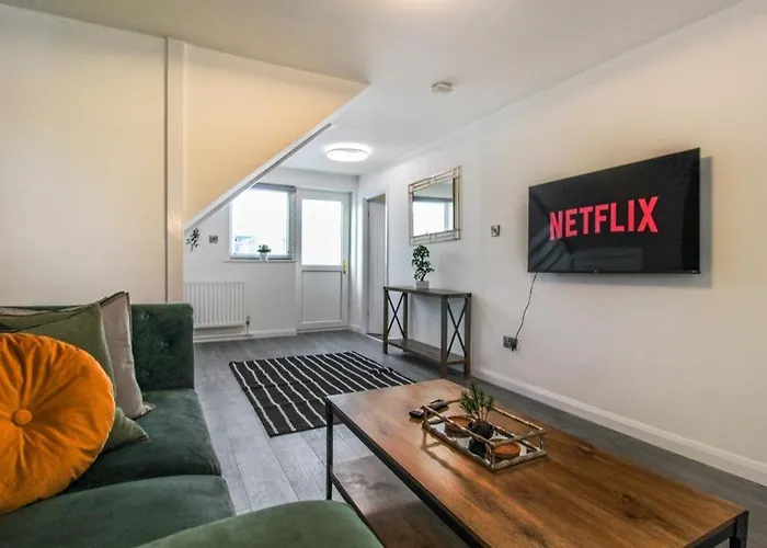 2 Bed Townhouse With Free Parking