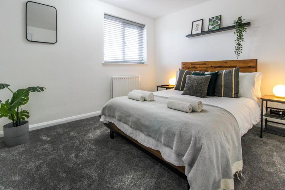 2 Bed Townhouse With Free Parking *